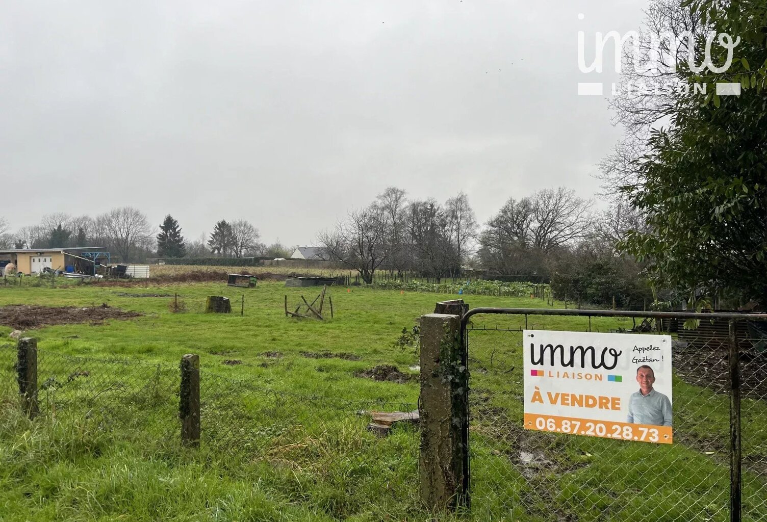 terrain constructible non viabilisé de 2320m² proche centre bour — photo 1