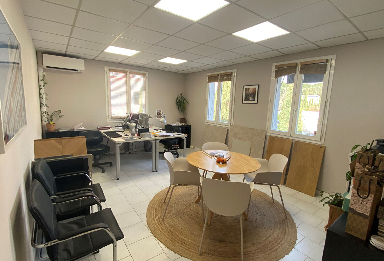 EGUILLES - Bureau de 57 m² — photo 1