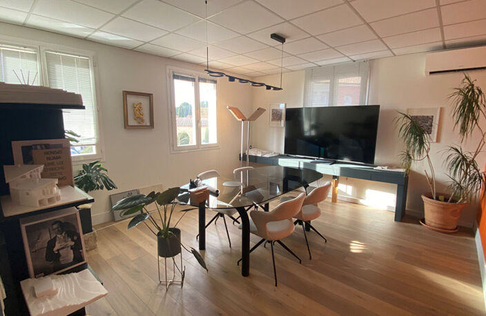 EGUILLES - Bureau de 57 m² — photo 2