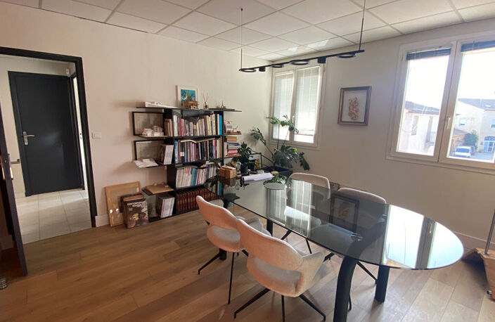 EGUILLES - Bureau de 57 m² — photo 3