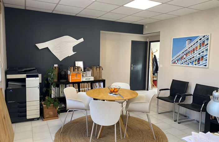 EGUILLES - Bureau de 57 m² — photo 4