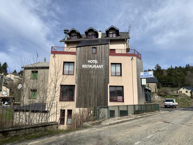 vente Murs ancienb Hotel restaurant en cévennes — photo du bien