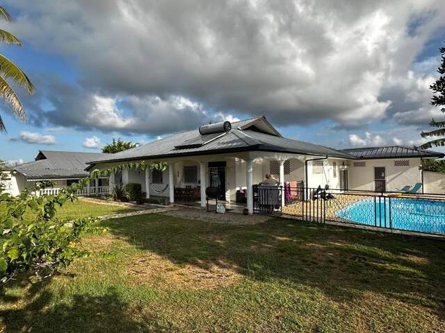 Votre villa T5 avec piscine dans un quartier calme et proche de toutes les commodités. — photo du bien