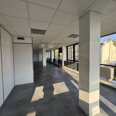 Commerce  915000 €