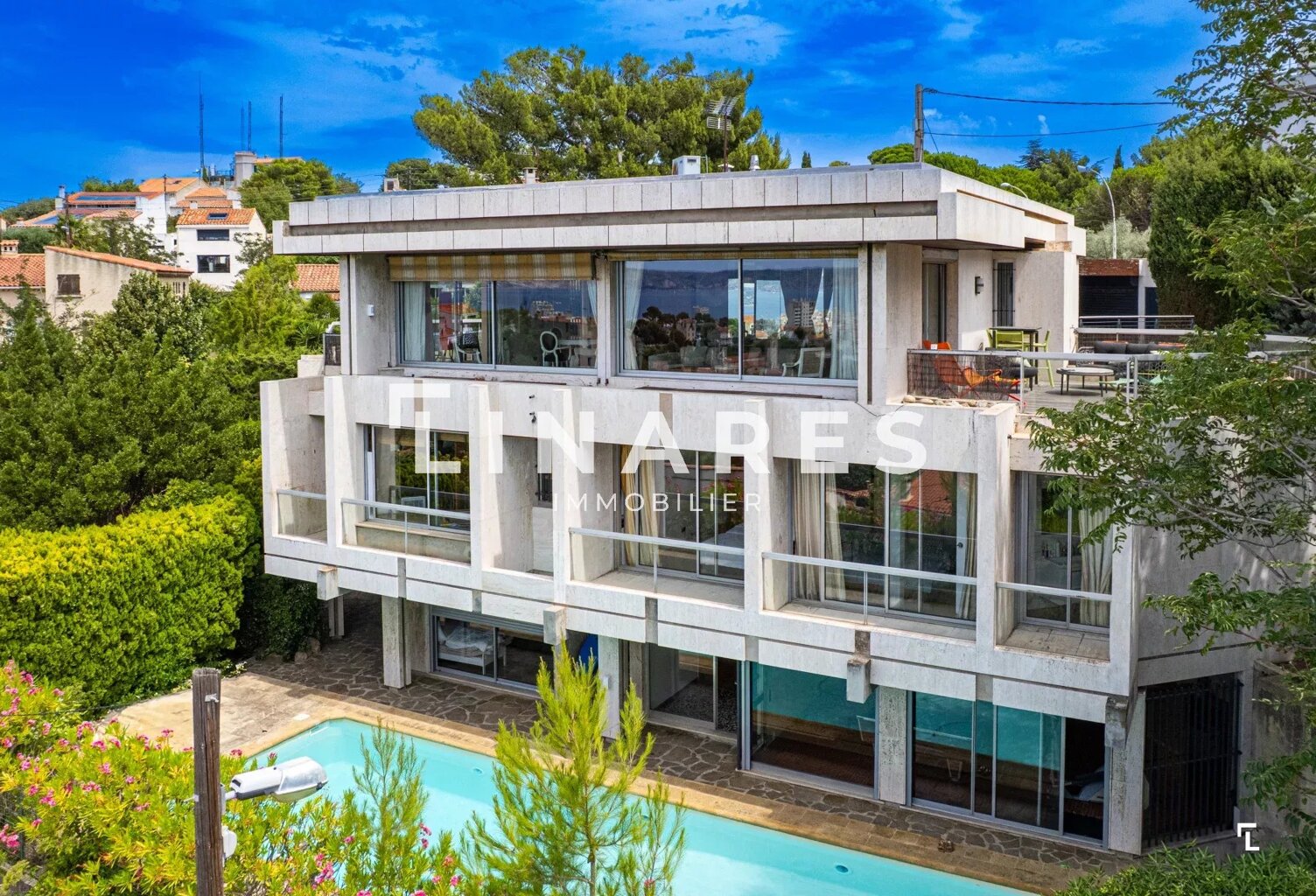 L'UNIQUE DU 7EME - Maison T8 de 313 m² + piscine + parking - 130 — photo 1