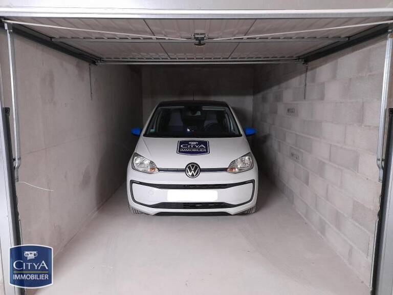Garage   — photo 1