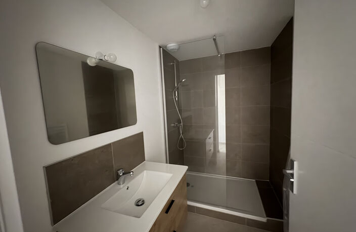 Appartement entièrement rénové à Suze la rousse — photo 2