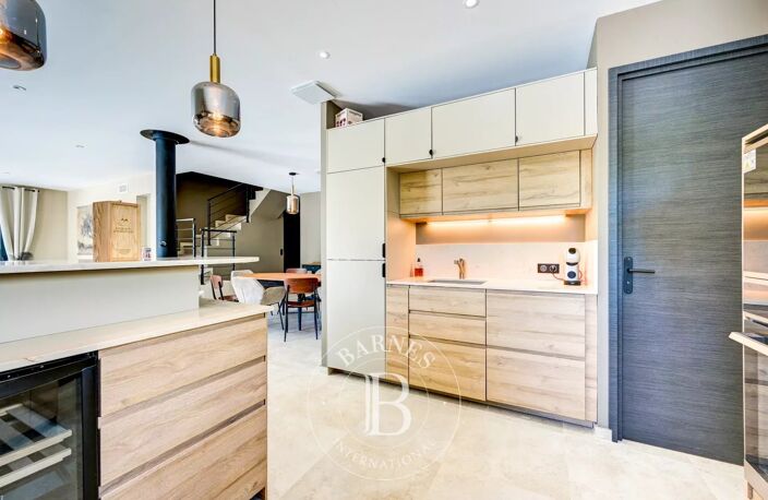 AIX EN PROVENCE - MAISON DE VILLE REFAITE À NEUF 190 M² - 4 CHAM — photo 2