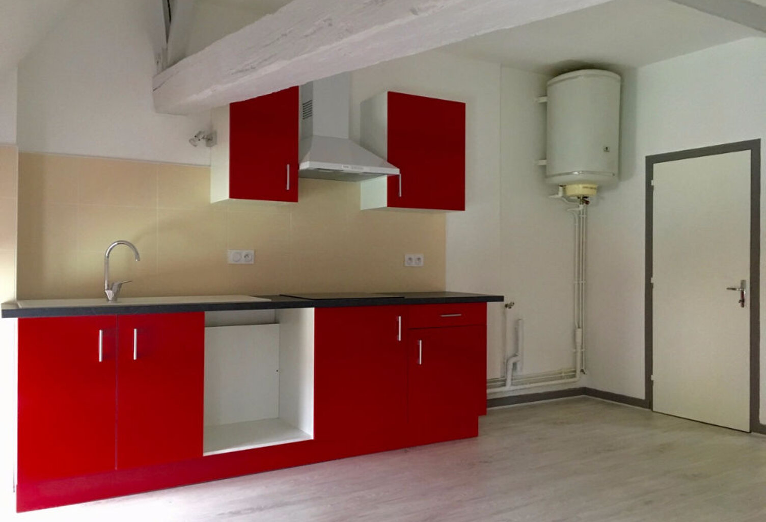 CASTELMORON-SUR-LOT, au dernier étage et sous les toits, agréable T2 d'environ 46,09 m2 au sol.  Cet appartement dans un très bon état comprenant une pièce de vie avec coin cuisine équipée, une chambre avec salle d'eau, une entrée et un WC. Double vitrage — photo 1