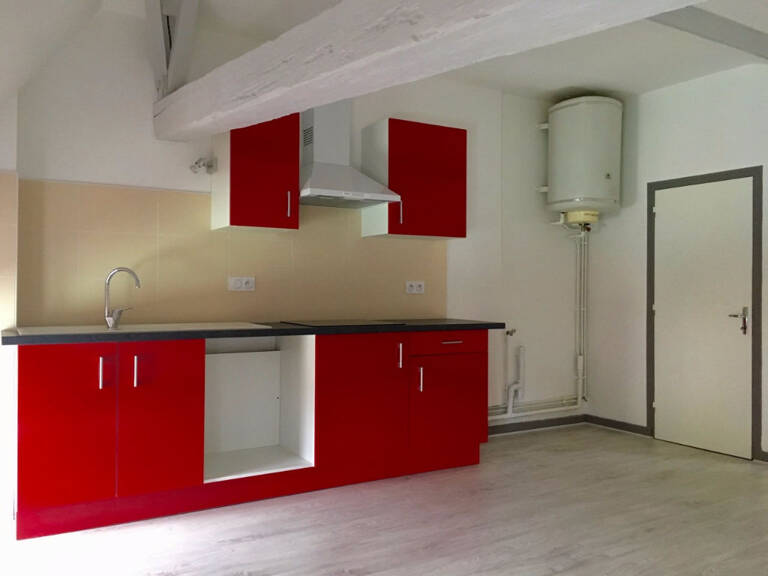 CASTELMORON-SUR-LOT, au dernier étage et sous les toits, agréable T2 d'environ 46,09 m2 au sol.  Cet appartement dans un très bon état comprenant une pièce de vie avec coin cuisine équipée, une chambre avec salle d'eau, une entrée et un WC. Double vitrage — photo 1