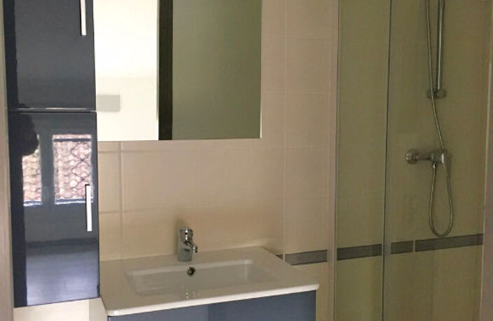 CASTELMORON-SUR-LOT, au dernier étage et sous les toits, agréable T2 d'environ 46,09 m2 au sol.  Cet appartement dans un très bon état comprenant une pièce de vie avec coin cuisine équipée, une chambre avec salle d'eau, une entrée et un WC. Double vitrage — photo 2
