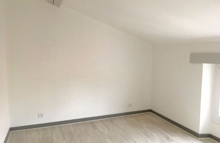CASTELMORON-SUR-LOT, au dernier étage et sous les toits, agréable T2 d'environ 46,09 m2 au sol.  Cet appartement dans un très bon état comprenant une pièce de vie avec coin cuisine équipée, une chambre avec salle d'eau, une entrée et un WC. Double vitrage — photo 3