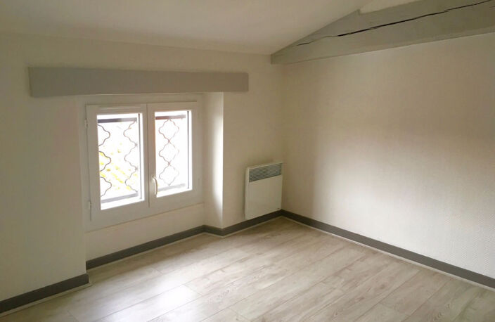 CASTELMORON-SUR-LOT, au dernier étage et sous les toits, agréable T2 d'environ 46,09 m2 au sol.  Cet appartement dans un très bon état comprenant une pièce de vie avec coin cuisine équipée, une chambre avec salle d'eau, une entrée et un WC. Double vitrage — photo 4