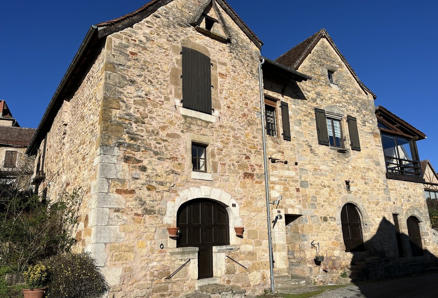 Maison et dépendances — photo 1