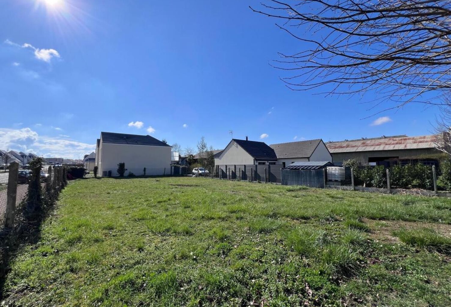 🌳 Terrain à bâtir de 553 m² à Beaugency : Quartier Prisé, Clôturé & Libre de Constructeur — photo 1