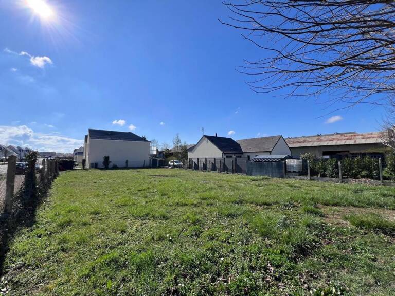   Terrain à bâtir de 553 m² à Beaugency : Quartier Prisé, Clôturé & Libre de Constructeur — photo 1