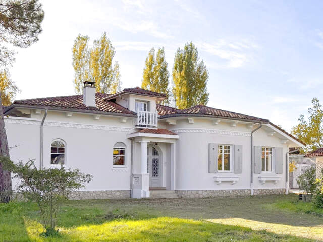 Ensemble immobilier avec maison de style Art-Déco, dépendanc — photo du bien