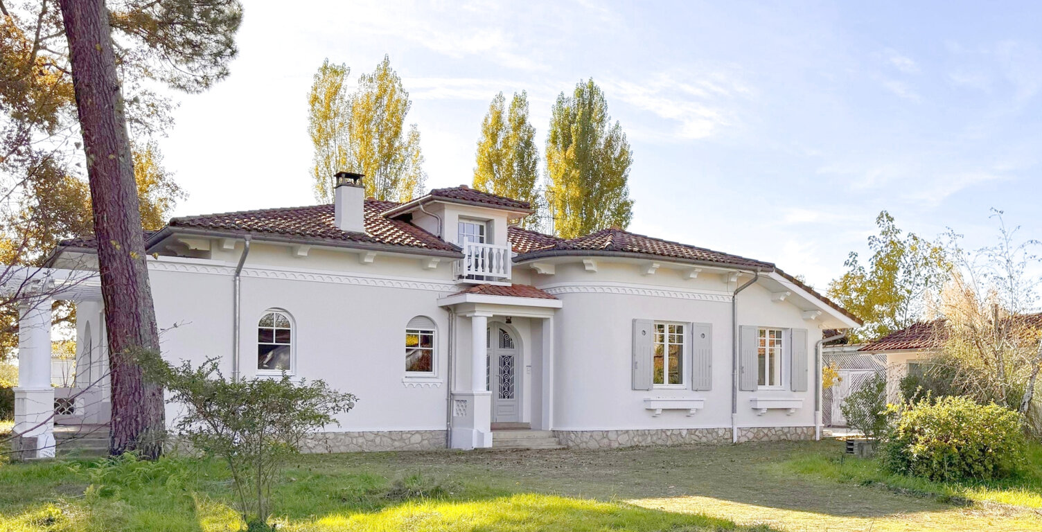 Ensemble immobilier avec maison de style Art-Déco, dépendanc — photo 1