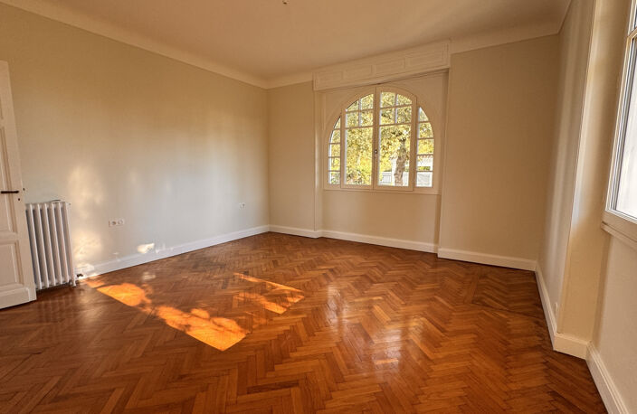 Ensemble immobilier avec maison de style Art-Déco, dépendanc — photo 5