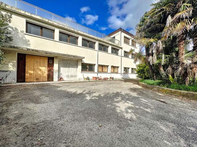 Immeuble de 1050m² avec terrain — photo du bien