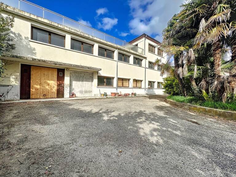 Immeuble de 1050m² avec terrain — photo 1