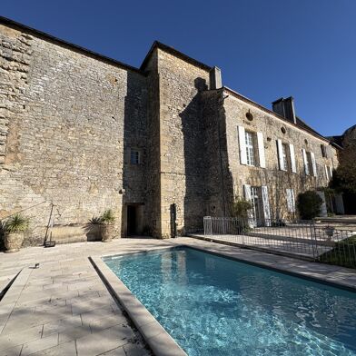 Maison 16 pièces 739000 €