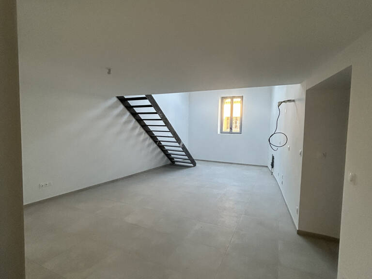 Appartement entièrement rénové à Suze la rousse — photo 1