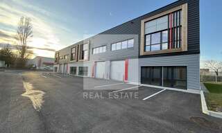 Commerce  1740 m² à louer à Saint-Quentin-Fallavier (38070)