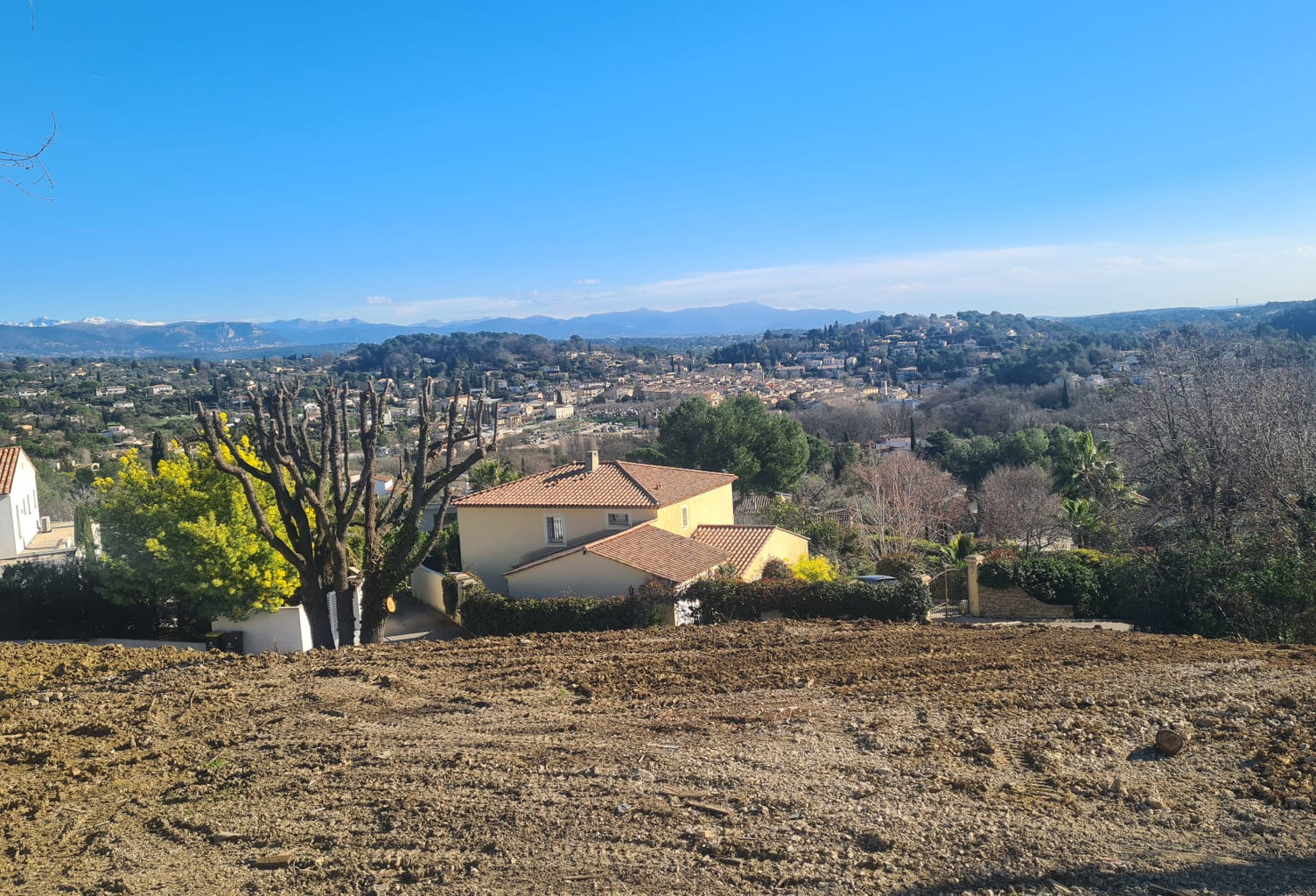 RARE A VALBONNE TERRAIN AVEC SUPERBE VUE DEGAGEE MONTAGNES — photo 1