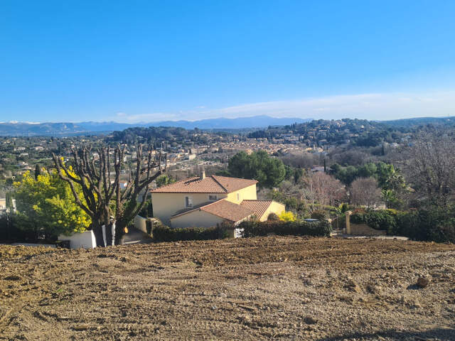 RARE A VALBONNE TERRAIN AVEC SUPERBE VUE DEGAGEE MONTAGNES — photo du bien