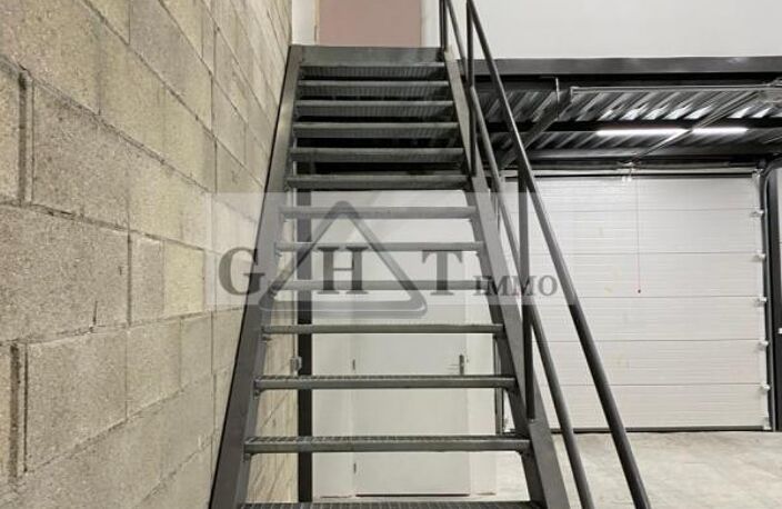 ENTREPOT 140 M² A LOUER VILLENEUVE LA GARENNE — photo 2