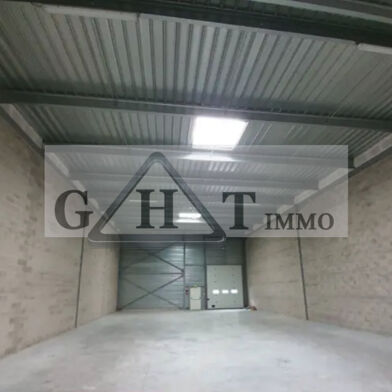 Local industriel  9330 €
