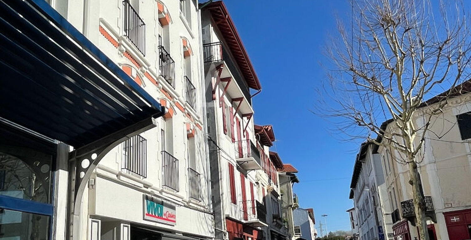 St Jean de Luz - Immeuble de 6 appartements et un local commercial — photo 1