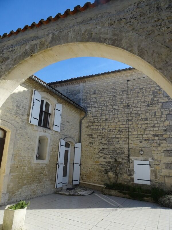 Villa / Maison 8 pièces  à vendre Hiersac 16290