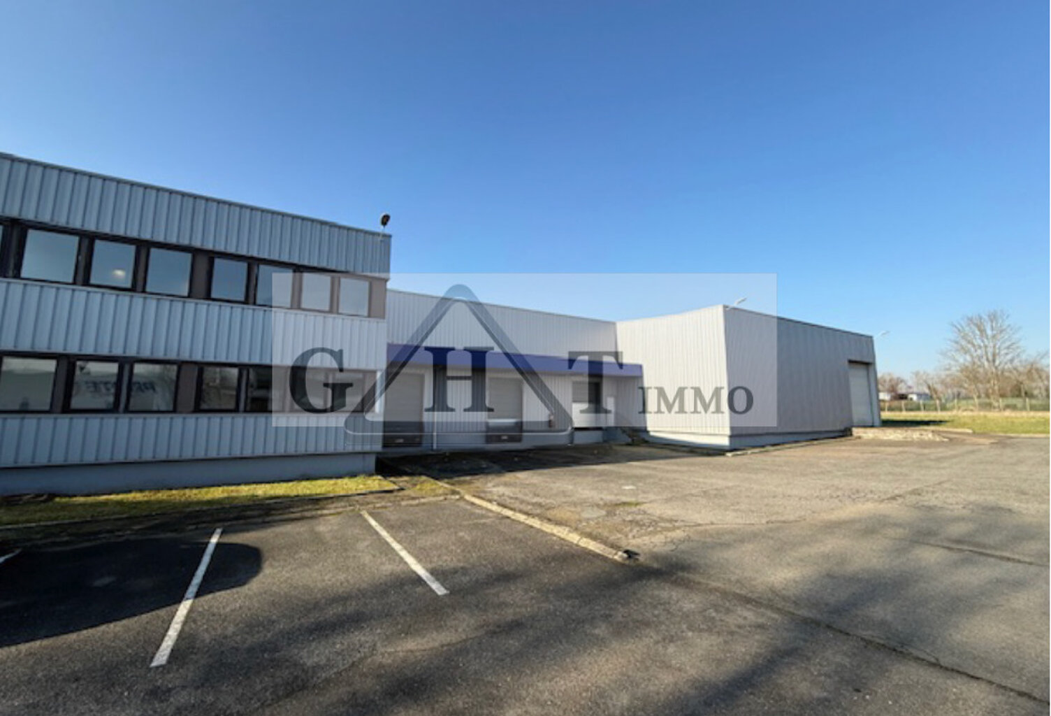 Entrepot de 2280m² à Louvres — photo 1