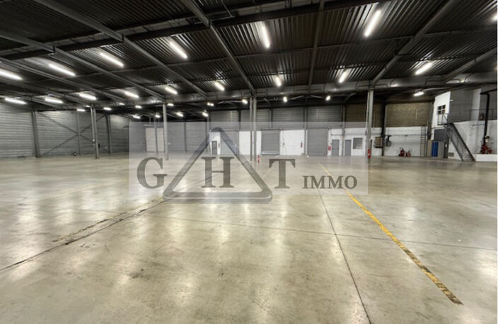 Entrepot de 2280m² à Louvres — photo 2