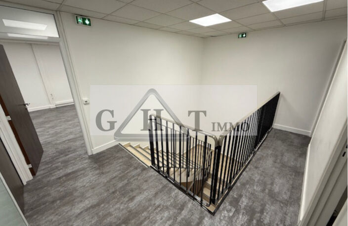 Entrepot de 2280m² à Louvres — photo 3