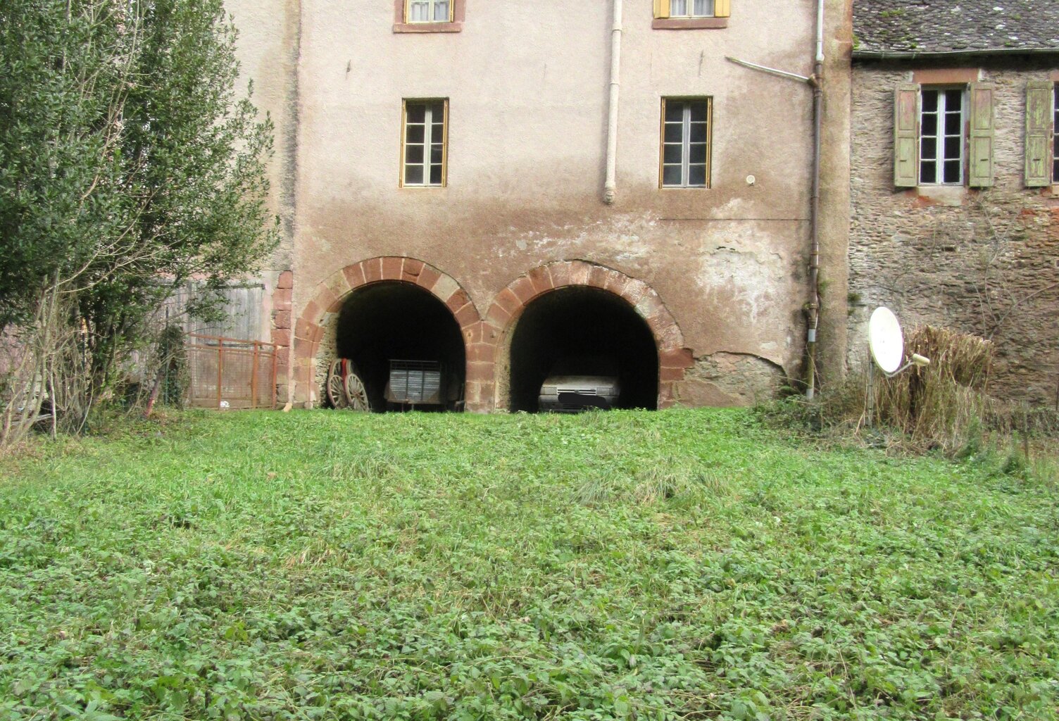 EXCLUSIVITE CONQUES Maison en pierre de 104 m² environ avec jardin à rénover  — photo 1