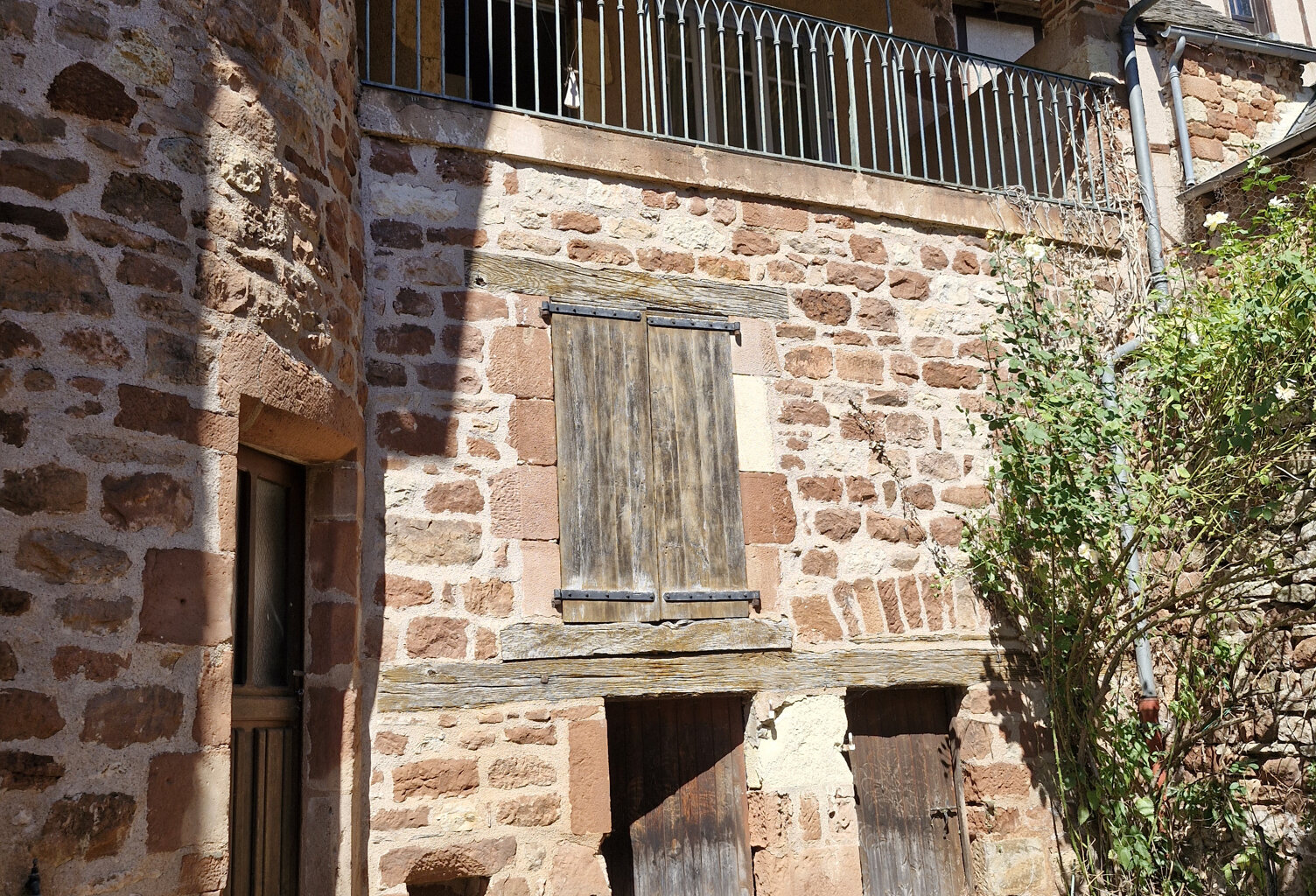 VALADY - Ancienne demeure en pierre avec cour et jardinet — photo 1