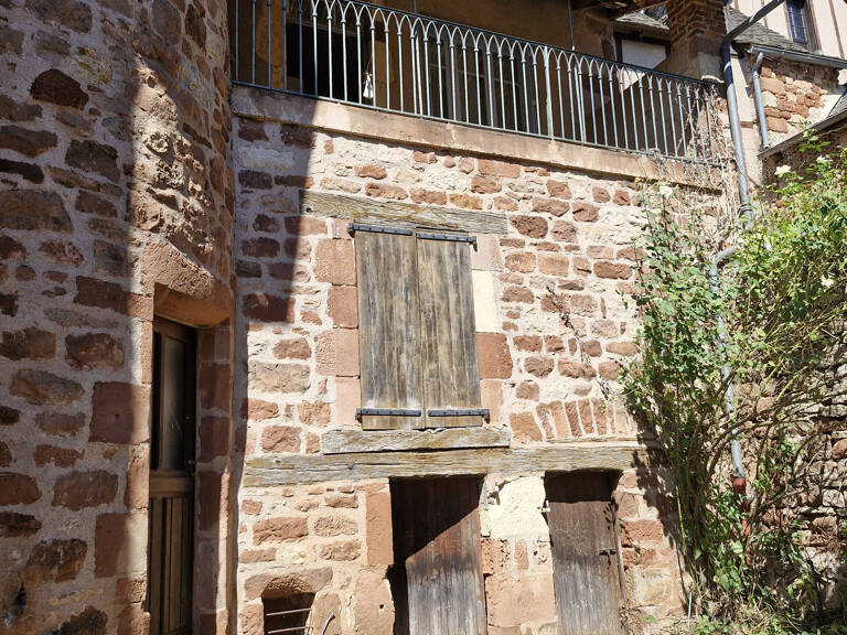 VALADY - Ancienne demeure en pierre avec cour et jardinet — photo 1