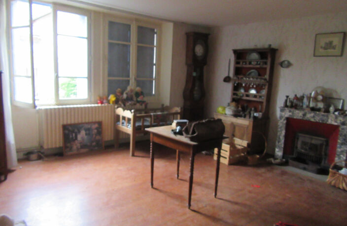 VALADY - Ancienne demeure en pierre avec cour et jardinet — photo 3