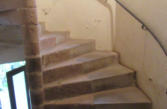VALADY - Ancienne demeure en pierre avec cour et jardinet — photo 5