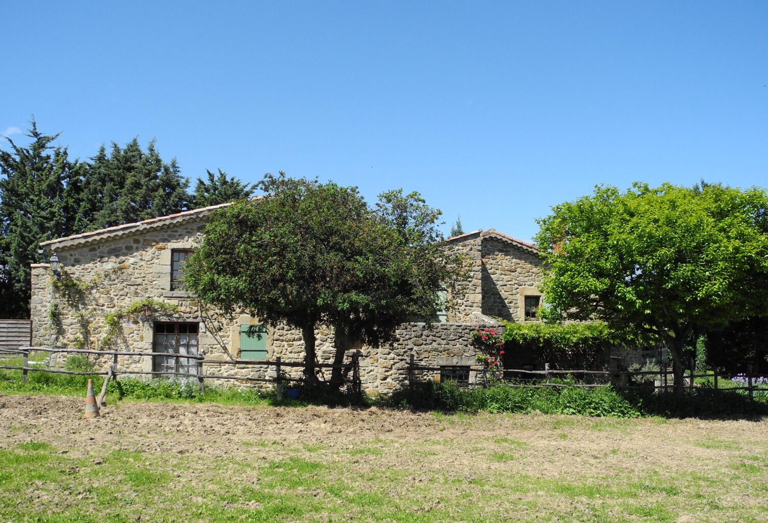 MAISON EN PIERRE  DE 181 M2 AVEC GÎTE SUR UN  TERRAIN CONSTR — photo 1