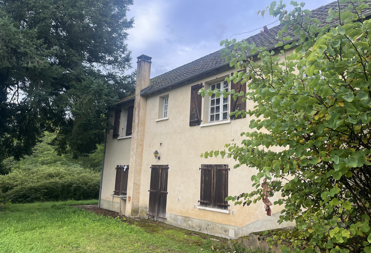 Maison en pierres à restaurer à Sarlat avec 26000 m2 de terr — photo 1