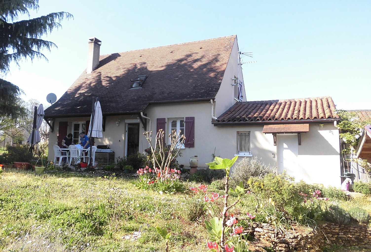 à   100 metres centre village tout commerces — photo 1