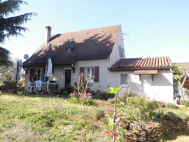 à   100 metres centre village tout commerces — photo du bien