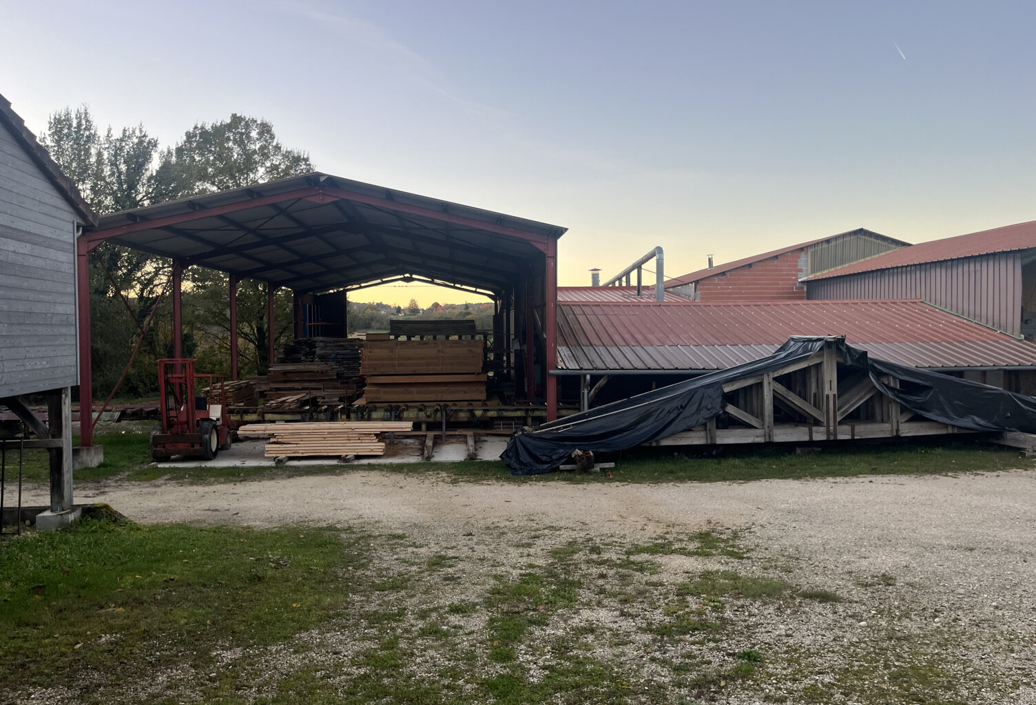 Local Artisanal, comprenant Bâtiments, hangars et bureaux à — photo 1