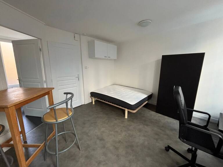 À LOUER - Studio Meublé au Centre-Ville de Niort — photo 1
