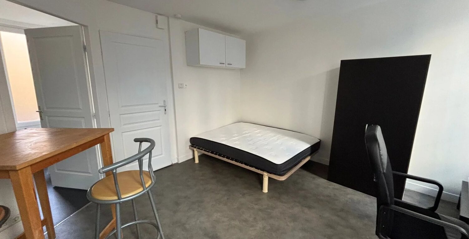À LOUER - Studio Meublé au Centre-Ville de Niort — photo 1