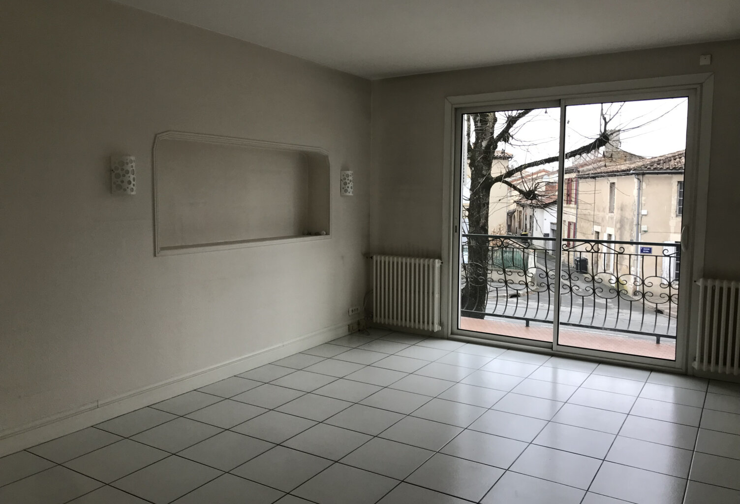 Maison de ville avec cour et place de parking (possibilité de conserver une partie professionnel et une partie — photo 1